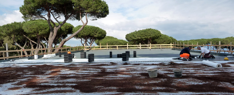 Überblick über den Dachgarten in einem Parkhaus in Castelfusano