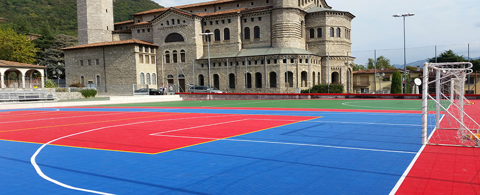 Futsal-Gericht in der Kirche Cristo Re in Bergamo