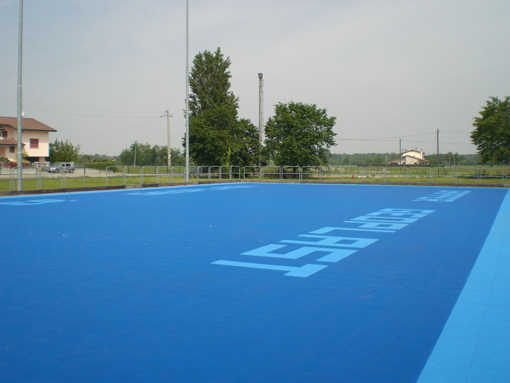 Gripper floor surface is suitable for all sports, both indoor and outdoor.